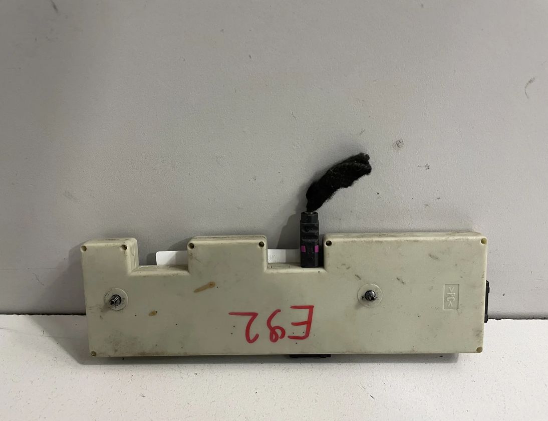 BMW 1 Series E81/E82/E87/E88 (2004-2013) Zosilňovač antény na kufri 6928934 13888811