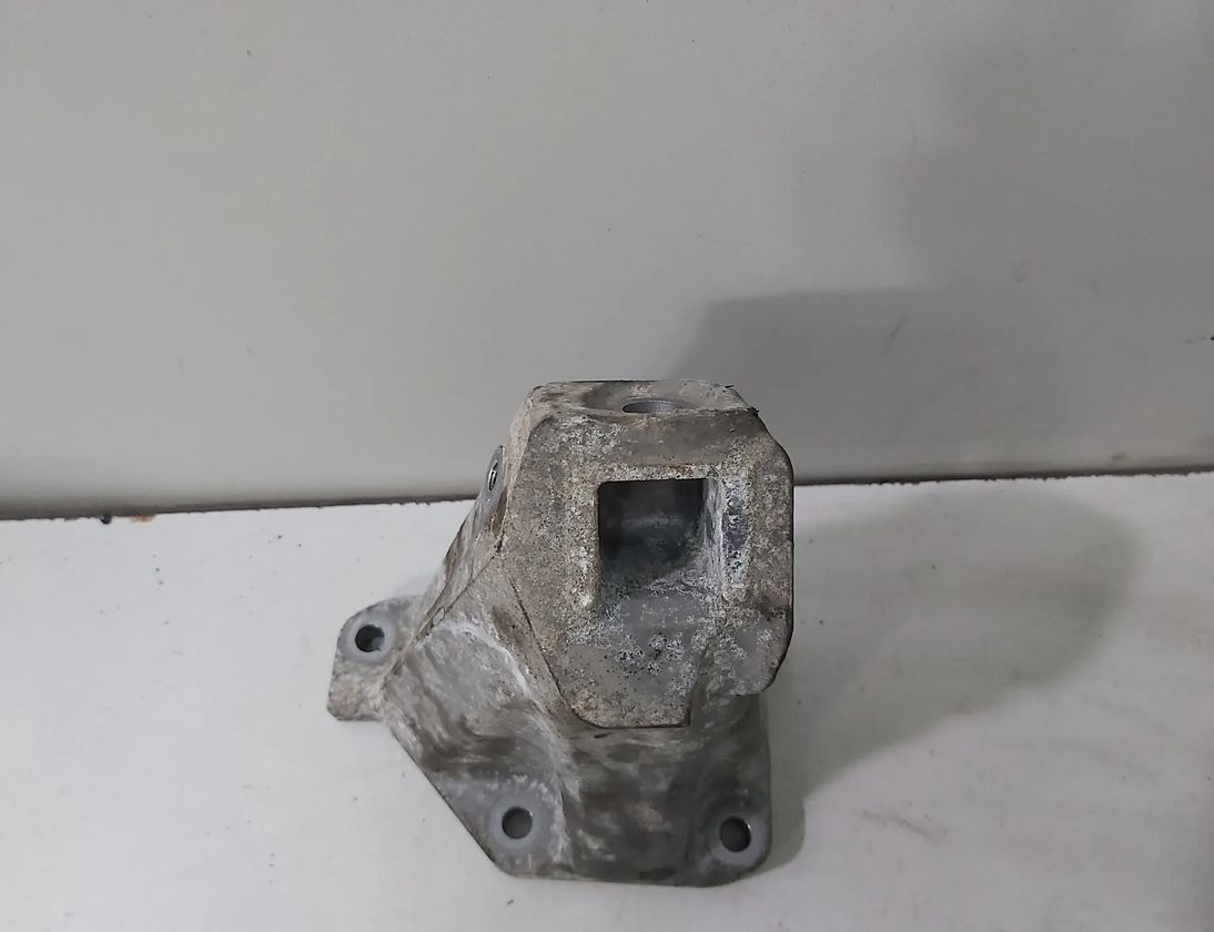 BMW 5 Series F10/F11 (2009-2017) Držiak motora pravá strana 6777622 14440361