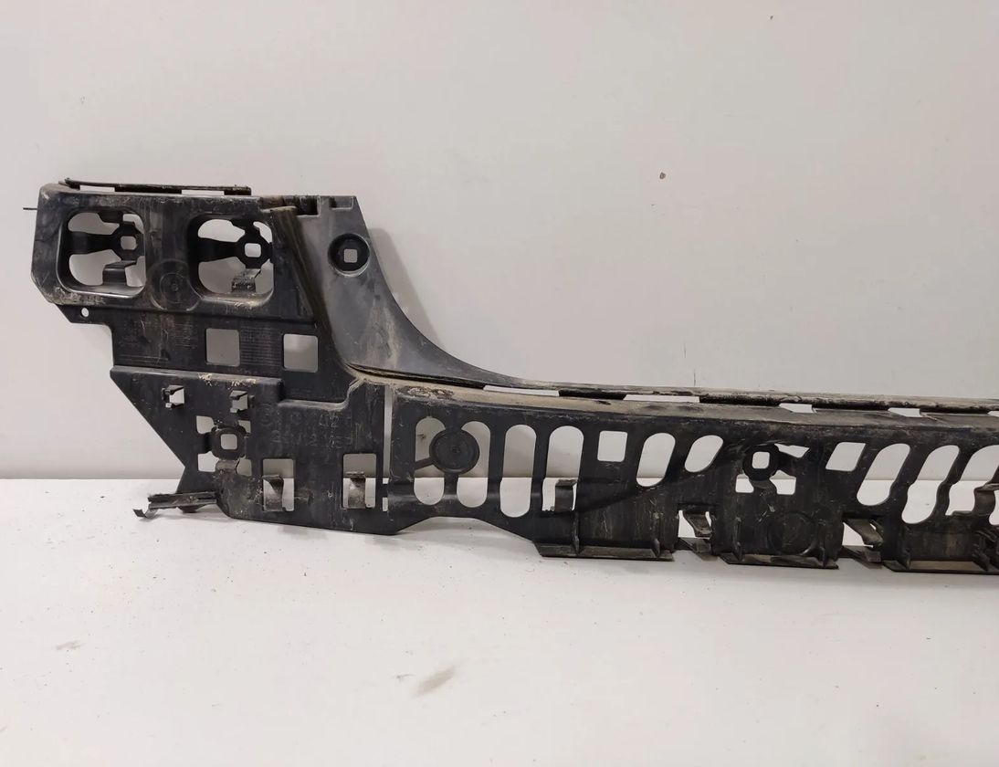 BMW 7 Series G11/G12 (2015-2023) Stredový držiak nárazníka vzadu 7357144 28131885