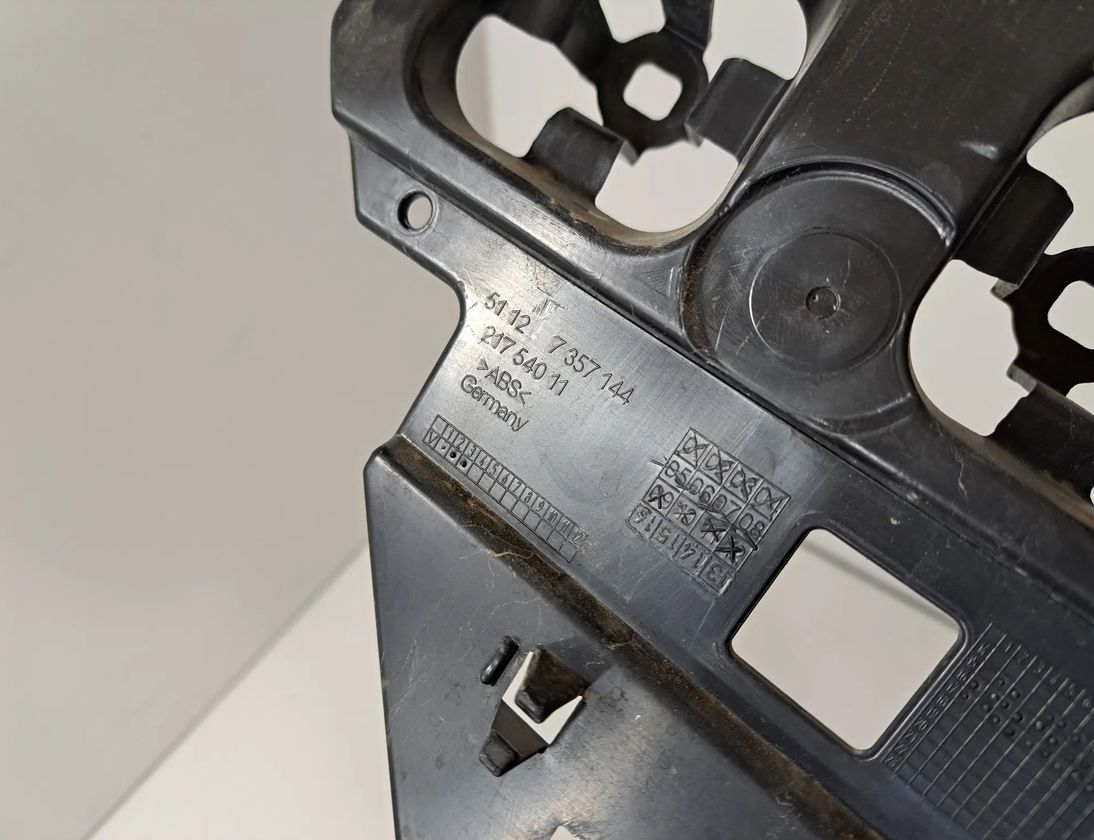 BMW 7 Series G11/G12 (2015-2023) Stredový držiak nárazníka vzadu 7357144 30292141