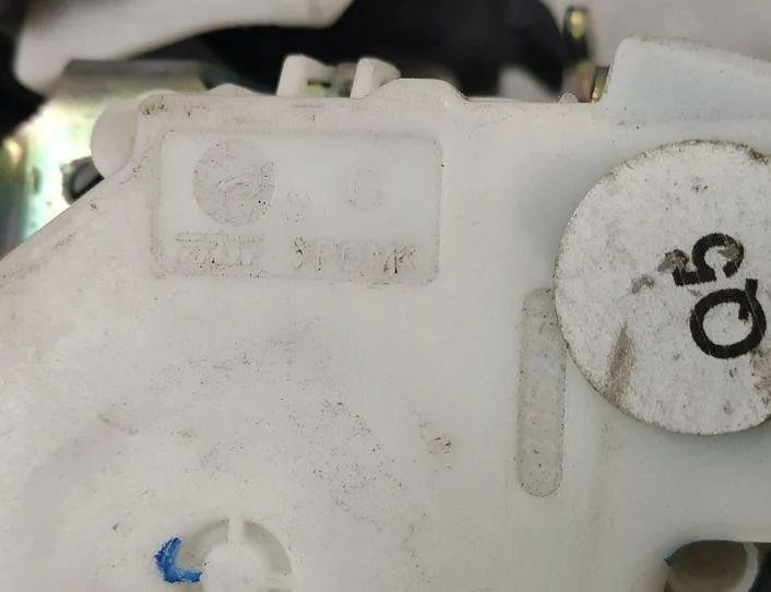 MERCEDES-BENZ S-Class W221 (2005-2013) Zadný stredový bezpečnostný pás 33052211,33035173 24717098