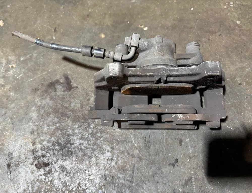 VOLVO XC60 2 generation (2017-2024) Front Left Brake Caliper 31471663 31127757