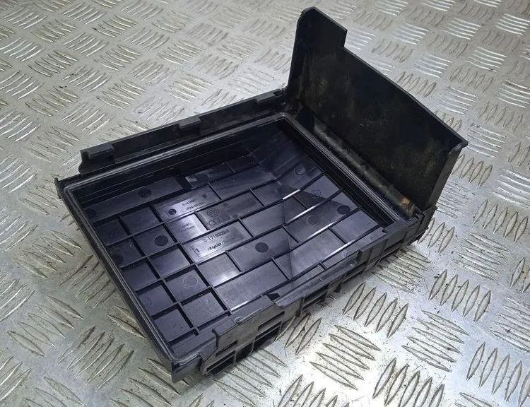 AUDI TT 8J (2006-2014) Крышка блока предохранителей 1K0937132 31139486