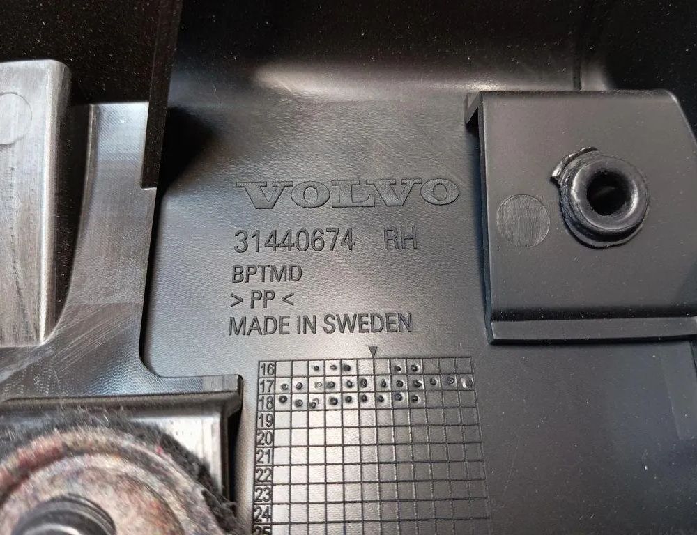 VOLVO XC60 2 generation (2017-2024) Right Side Trunk Trim 31440674 31152112