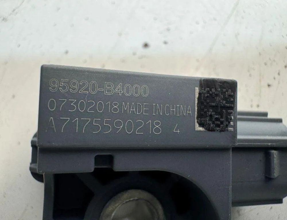 HYUNDAI Tucson 3 generation (2015-2021) Датчик удара задний левый 95920B4000 31154528