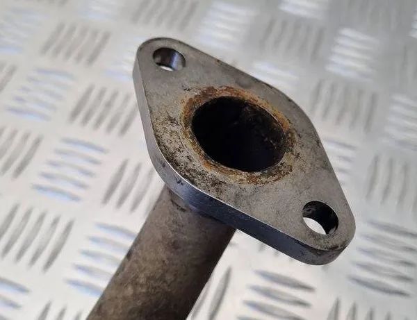 SKODA Fabia 1 generation (2004-2007) Трубка рециркуляции отработавших газов 038131521J 31083514