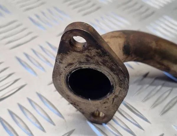 SKODA Fabia 1 generation (2004-2007) Трубка рециркуляции отработавших газов 038131521J 31083514