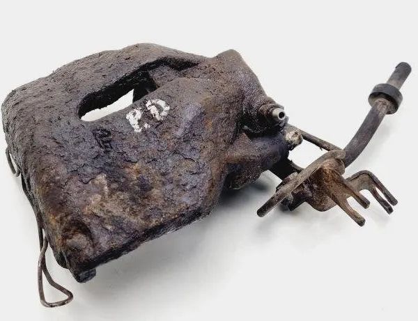 AUDI A4 B5/8D (1994-2001) Pravý predný strmeň brzdy 31109173