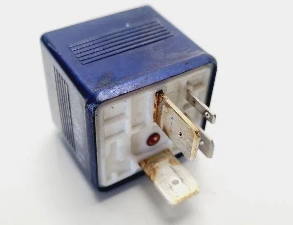 AUDI A4 B5/8D (1994-2001) Relé 8A0951253 31109766