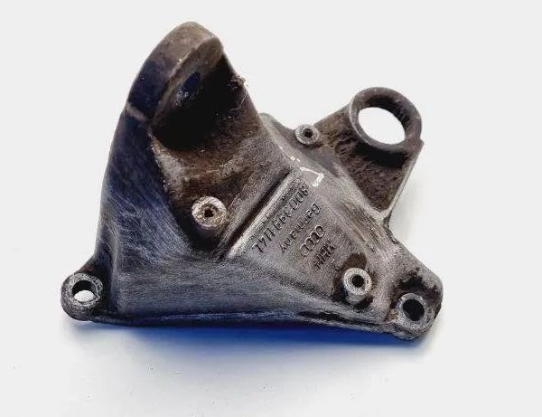 VOLKSWAGEN Passat B5 (1996-2005) Кронштейн двигателя правой стороны 8D0399114L 31112096