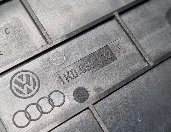 SKODA Octavia 2 generation (2004-2013) Крышка блока предохранителей 1K0937132F 31116511