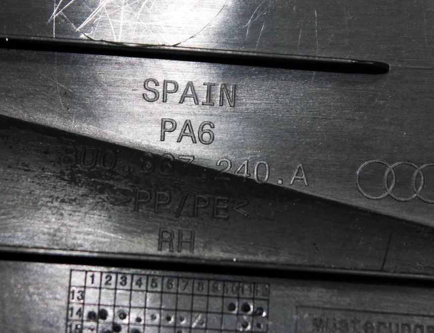 AUDI Q3 8U (2011-2020) Стойка правой стороны 8U0867240A 23561279