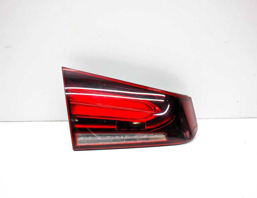 MERCEDES-BENZ A-Class W177 (2018-2024) Pravé zadné svetlo na kufri 31954783