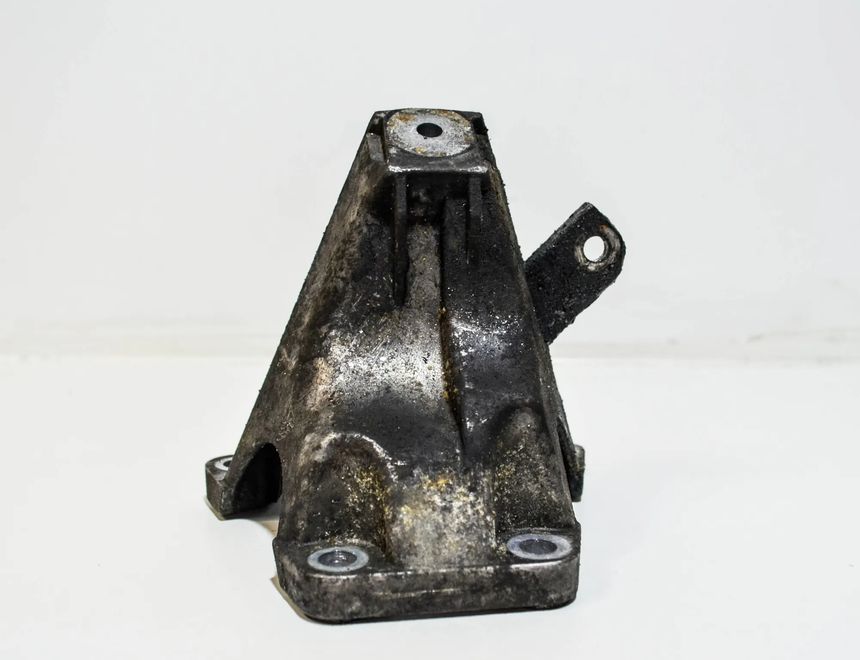 AUDI A4 B7/8E (2004-2008) Кронштейн двигателя правой стороны 8E0199308J 3408856