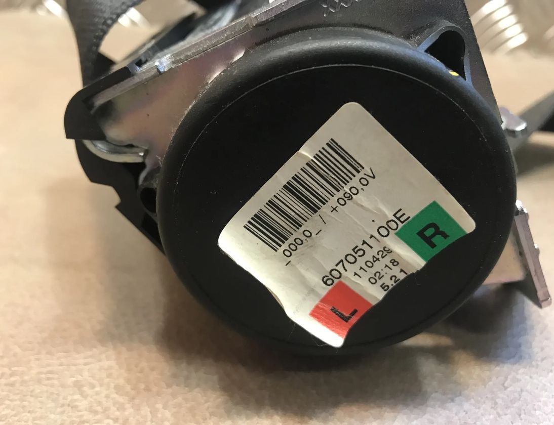 BMW 3 Series E90/E91/E92/E93 (2004-2013) Pravý zadný bezpečnostný pás 607051100 14059327