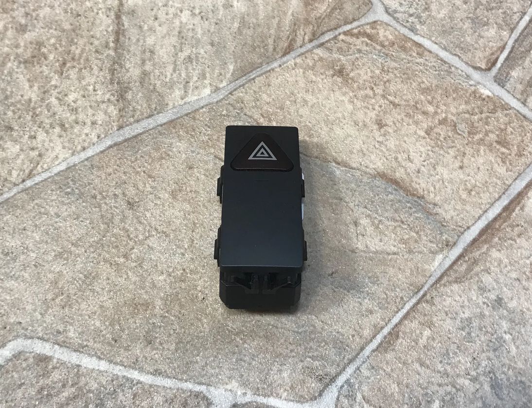 MERCEDES-BENZ E-Class W212/S212/C207/A207 (2009-2016) Tlačidlo núdzovej situácie 2129052600 23700070