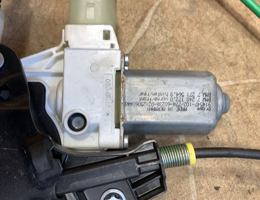 BMW 5 Series F10/F11 (2009-2017) Regulátor okna ľavých predných dverí 7182112 30090860