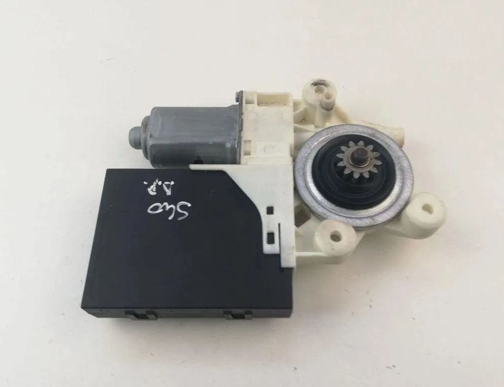 VOLVO V40 Cross Country 1 generation (2012-2020) Motor regulátora okna ľavých predných dverí 30737681,KL3307 31913932