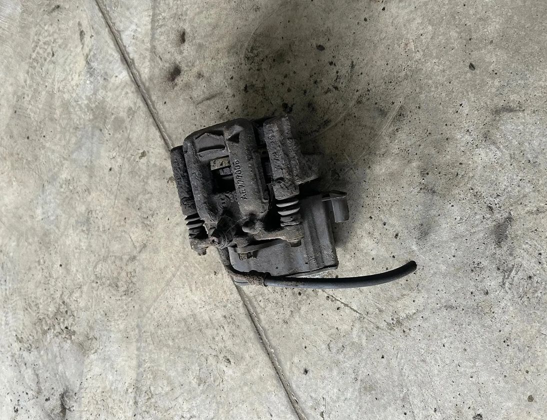 CITROËN C4 Picasso 1 generation (2006-2013) Ľavý zadný brzdový strmeň AE777006 28570944