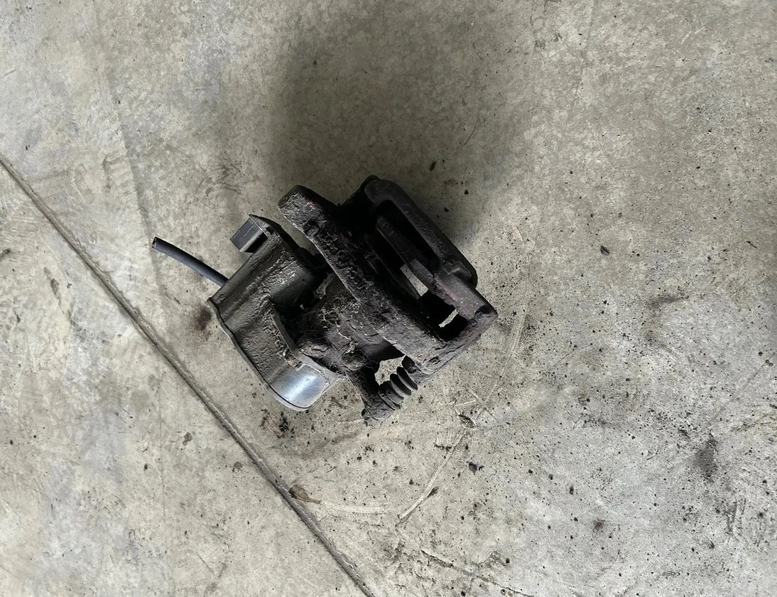 CITROËN C4 Picasso 1 generation (2006-2013) Ľavý zadný brzdový strmeň AE777006 28570944