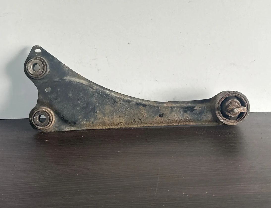 TOYOTA Avensis 3 generation (2009-2020) Pravé zadné rameno trojhranného ramena 28583142