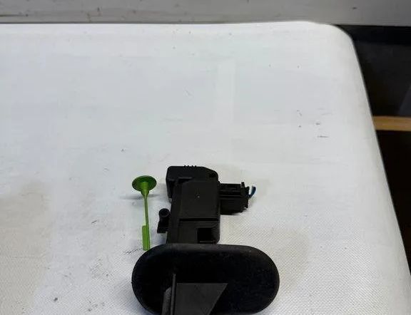 VOLVO XC60 1 generation (2008-2017) Zámok krytu nádrže na palivo 86113136 31631253