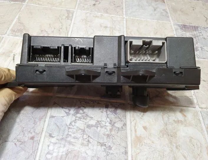 CHRYSLER Pacifica 1 generation (CS) (2003-2008) Кнопка стеклоподъемника задней левой двери 21047096