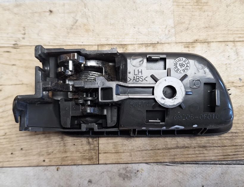 TOYOTA Corolla Verso 1 generation (2001-2009) Левая задняя внутренняя ручка открытия 692050F010 31862276