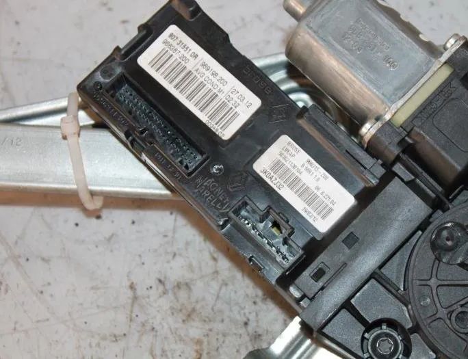 RENAULT Megane 3 generation (2008-2020) Regulátor okna ľavých predných dverí 807216718R,807210002R,807310596R,807315510R 27340839