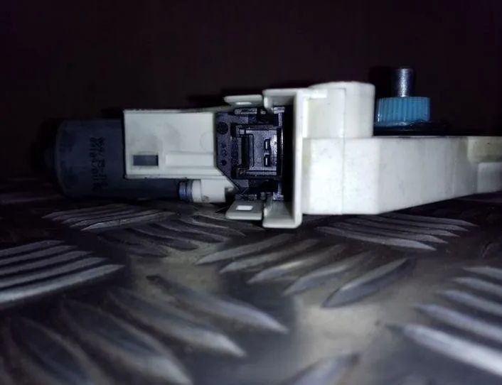 AUDI A6 C6/4F (2004-2011) Motor ovládania okna pravých zadných dverí 8K0959812B 26097134