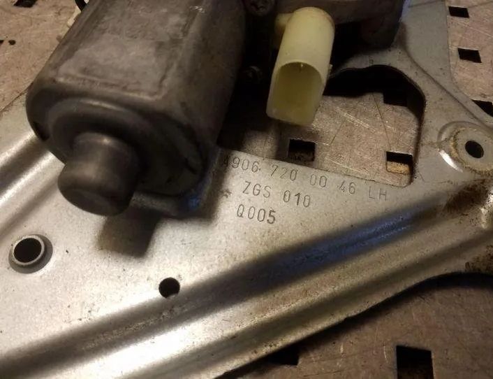 VOLKSWAGEN Crafter 1 generation (2006-2016) Regulátor okna ľavých predných dverí A9067200046LH 26123525