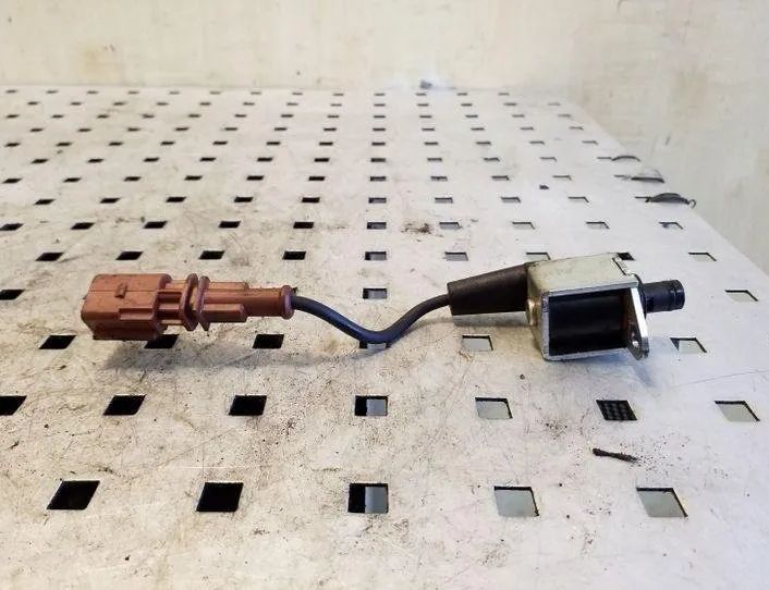VOLKSWAGEN Passat Variant 1 generation (2010-2024) Solenoid Valve 04L907284 26130789