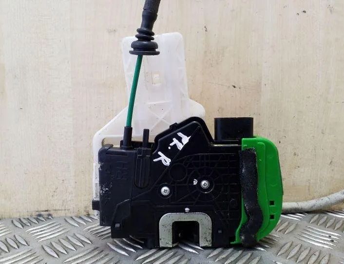 HYUNDAI i40 VF (1 generation) (2011-2020) Pravý predný dverový zámok 813203Z010 26146196