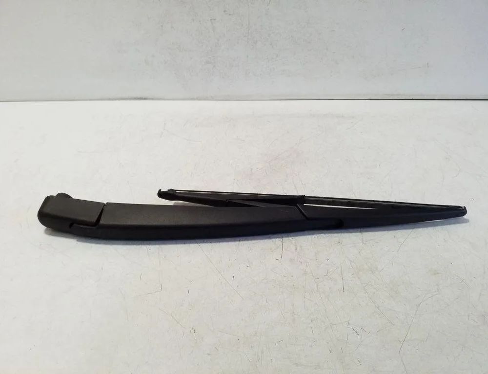 NISSAN Qashqai 2 generation (2013-2023) Дворник крышки багажника 32174046