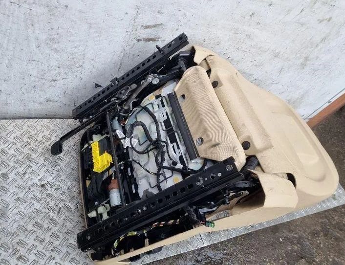 BMW 5 Series F10/F11 (2009-2017) Pravé predné sedadlo D20048710,D200487 24176006