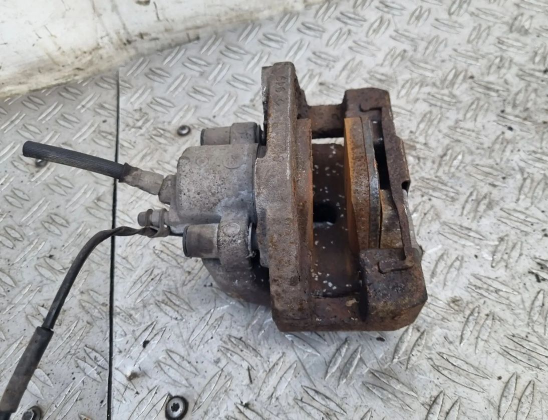 BMW X6 F16 (2014-2020) Zadný pravý brzdový strmeň 4424 27513780