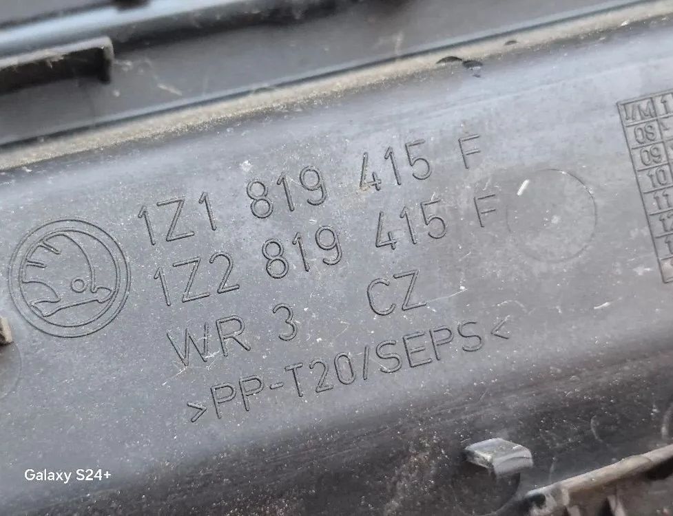 SKODA Octavia 2 generation (2004-2013) Пластмасса передняя стеклоочистителей 1Z1819415F 31612424