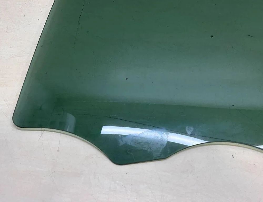 VOLKSWAGEN Touareg 2 generation (2010-2018) Стекло задней левой двери 43R001090,AS3 31419657