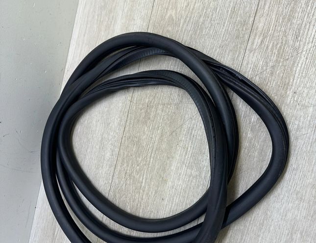 PORSCHE Cayenne 958 (2010-2018) Predná ľavá dverná tesnenie z gumy 95853736500,95853736501,7P0867365H 31469832