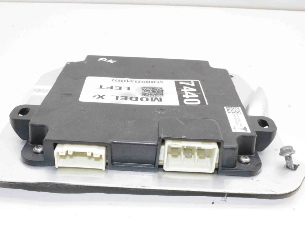 TESLA Model X 1 generation (2015-2024) Predná pravá dverová ovládacia jednotka 1037222-00-E 32403778