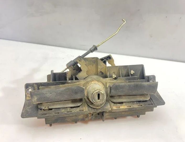 AUDI A4 B5/8D (1994-2001) Rukoväť na zadnej klapke 8D9827565C,4B0827565F 18122862