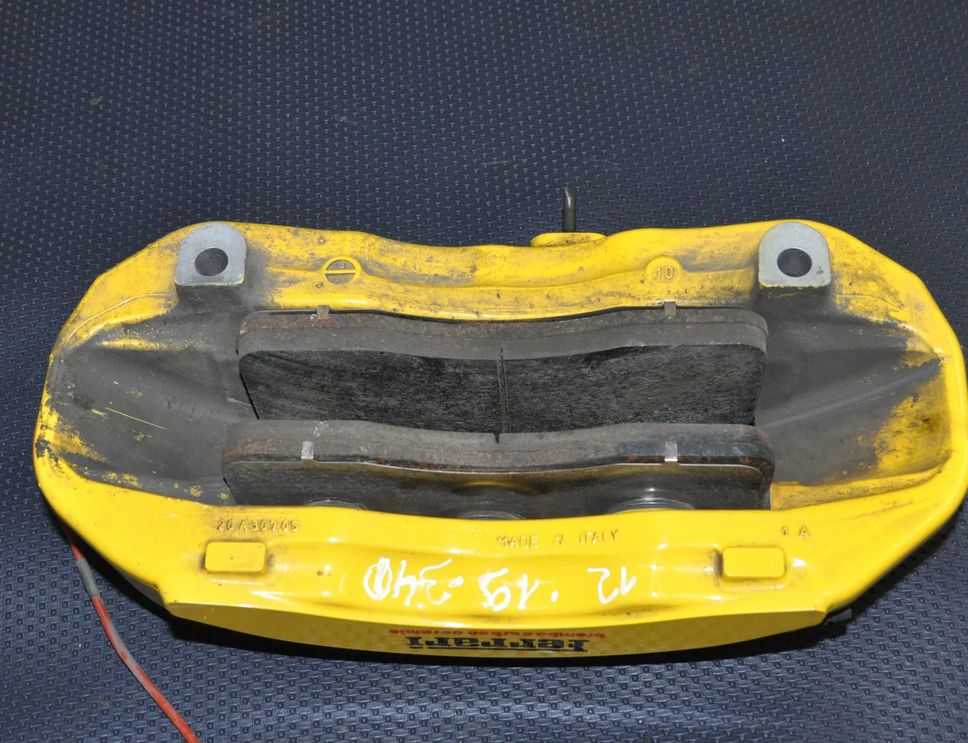 FERRARI California 1 generation (2008-2017) Ľavý predný brzdový strmeň 10024276