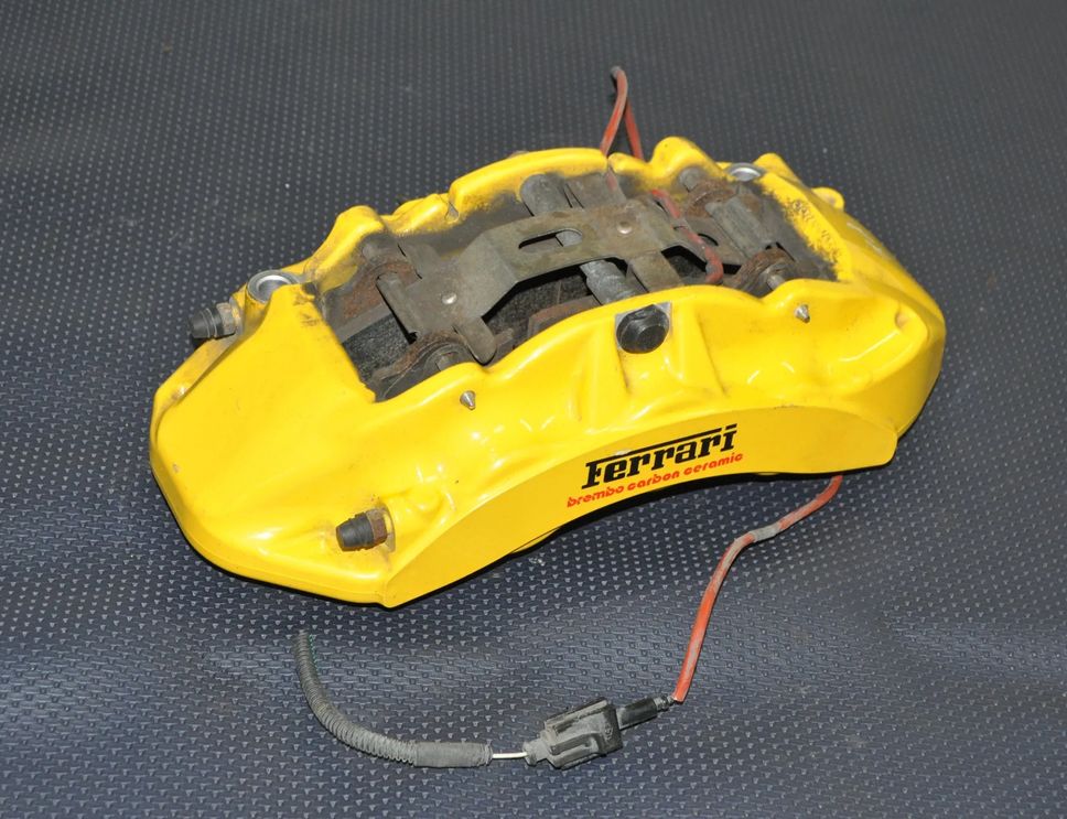 FERRARI California 1 generation (2008-2017) Ľavý predný brzdový strmeň 10024276