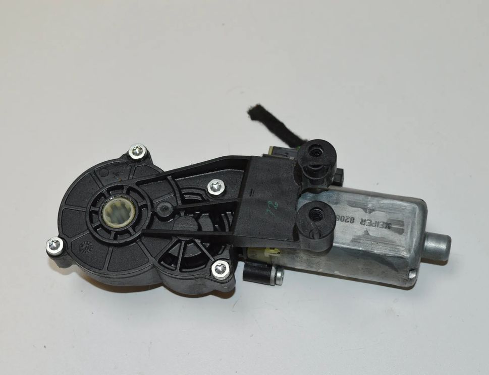 MERCEDES-BENZ CLS-Class C219 (2004-2010) Motor ovládania pravého predného sedadla 0390203213 2480439