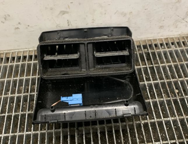 MERCEDES-BENZ C-Class W204/S204/C204 (2004-2015) Vzduchové mriežky stredovej konzoly A2048300954 14683260