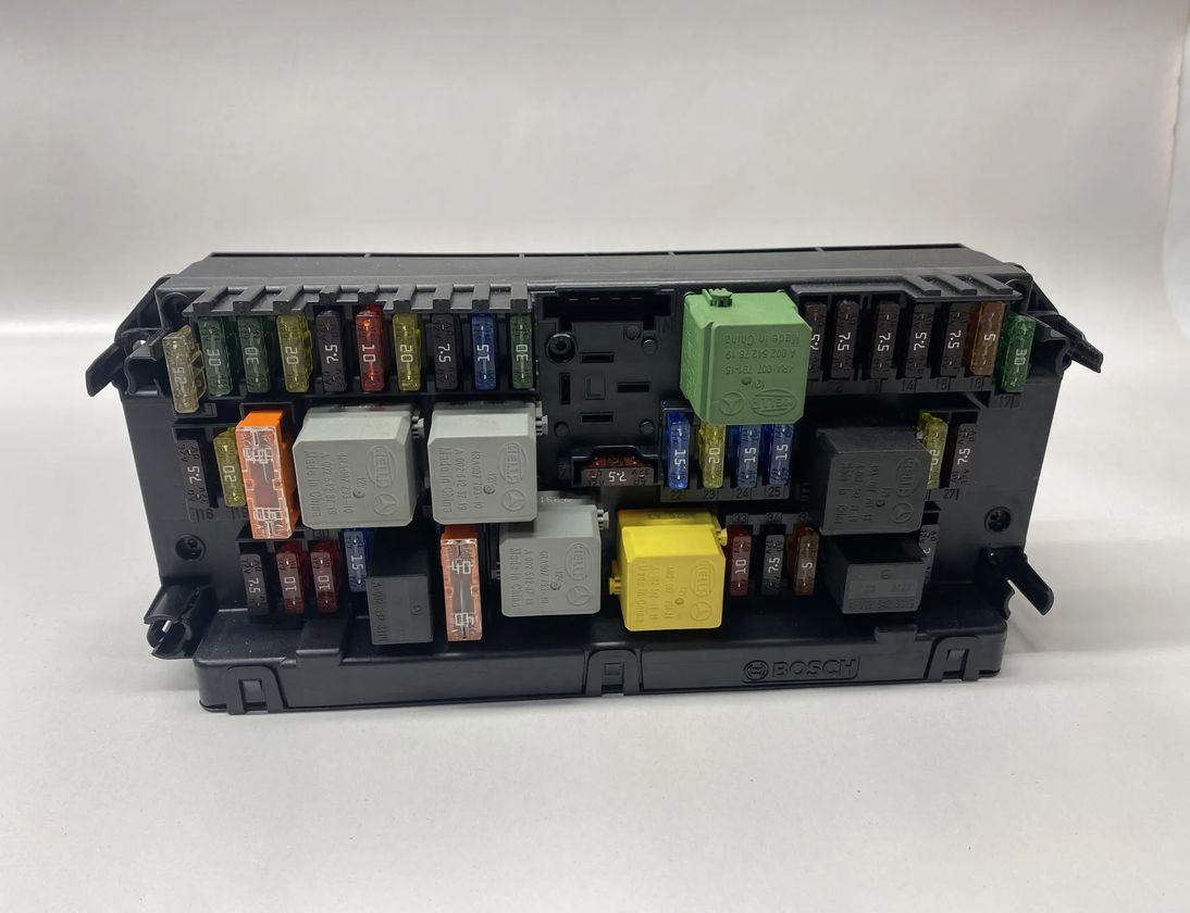 MERCEDES-BENZ C-Class W204/S204/C204 (2004-2015) Poistková skrinka A2129015204,A2129020706,A2129020806,A2129003514 22061425