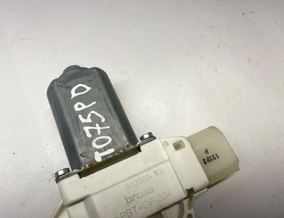 BMW 5 Series F10/F11 (2009-2017) Motor ovládania okna pravých predných dverí 7248172,7271564,51337248172,51337271564 22534285