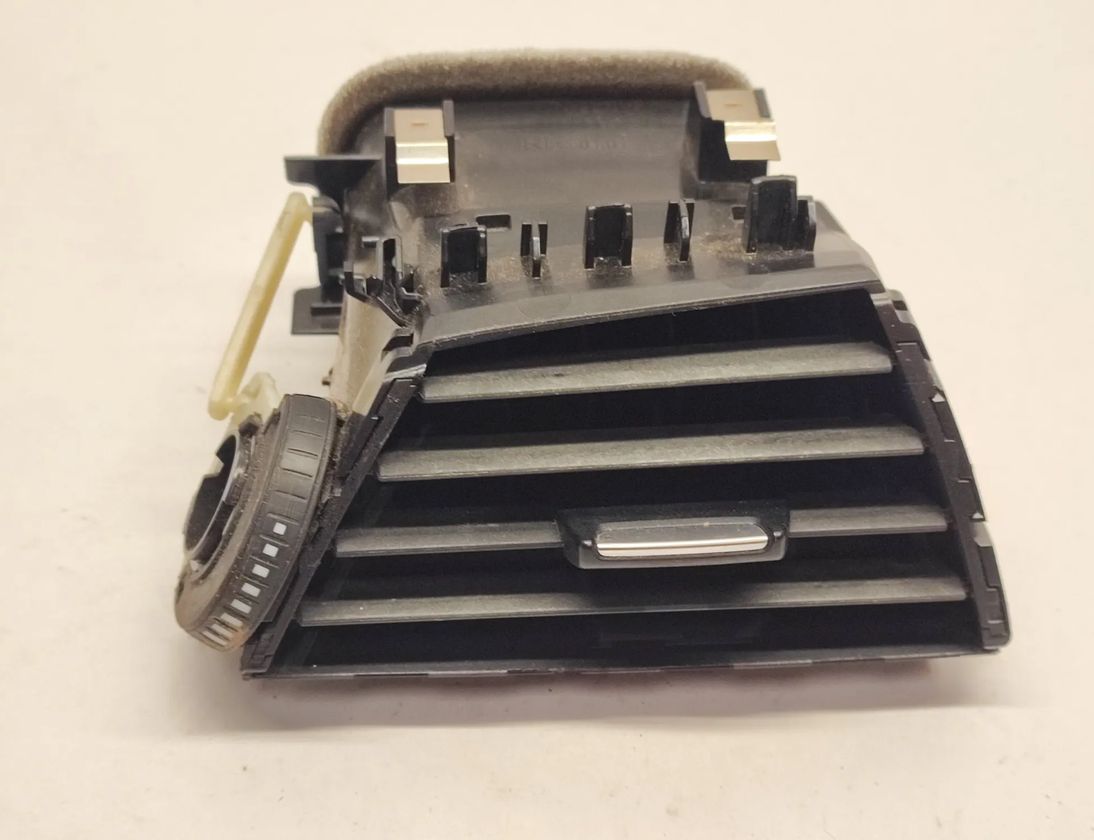 BMW 1 Series F20/F21 (2011-2020) Otvory na vetranie na prístrojovej doske 9205356,9205356-06 29067228