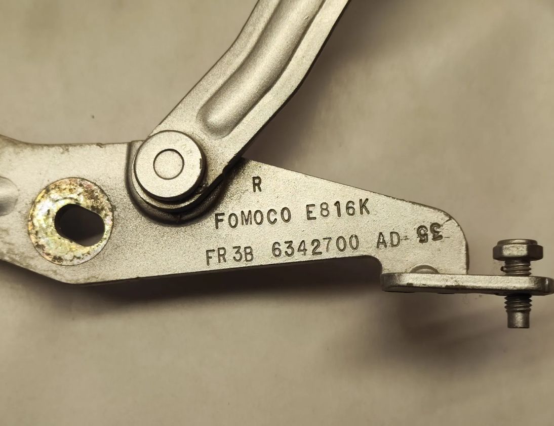 FORD USA Mustang 6 generation (2014-2024) Sada závesov veka kufra vľavo vpravo FR3B-6342701-AD,FR3B-6342700-AD,FR3B6342701AD,FR3B6342700AD 30719648