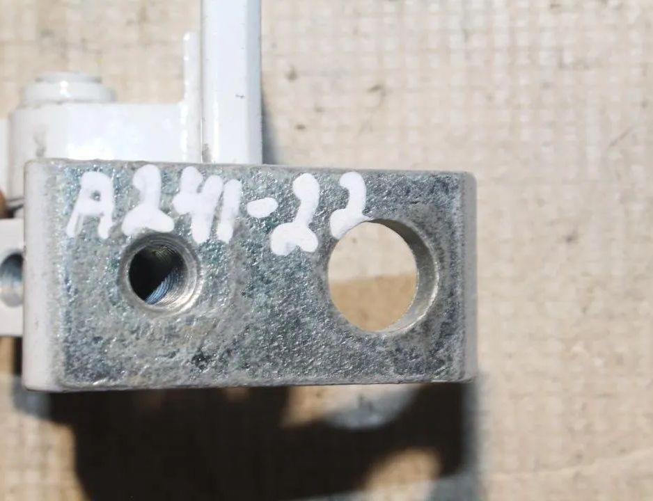 VOLKSWAGEN Golf 7 generation (2012-2024) Other door parts 8K0831402H 30430374